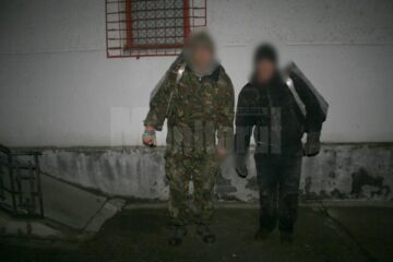 Doi cetățeni ucraineni, reținuți în timp ce cărau țigări peste frontieră