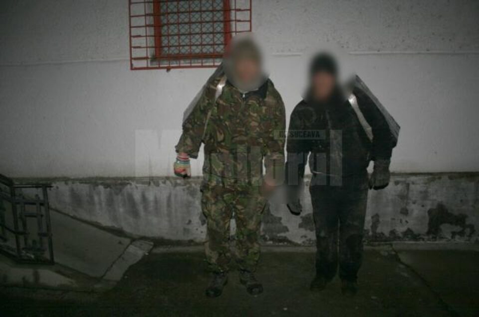 Doi cetățeni ucraineni, reținuți în timp ce cărau țigări peste frontieră