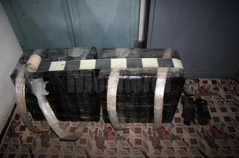 Polițiștii de frontieră suceveni au reținut doi cetățeni ucraineni care introduseseră ilegal în țară mai multe colete cu țigări