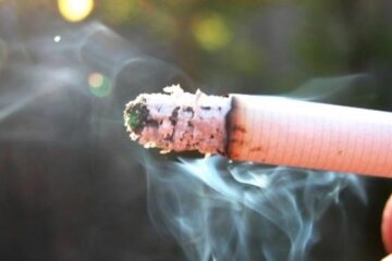 Un bărbat aflat în stare de ebrietate s-a apucat să golească două butelii în timp ce fuma