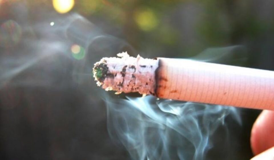 Un bărbat aflat în stare de ebrietate s-a apucat să golească două butelii în timp ce fuma