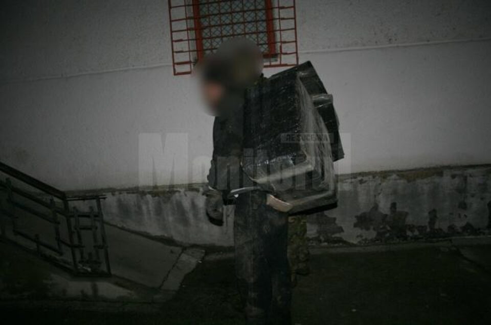 Polițiștii de frontieră suceveni au reținut doi cetățeni ucraineni care introduseseră ilegal în țară mai multe colete cu țigări