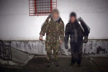 Polițiștii de frontieră suceveni au reținut doi cetățeni ucraineni care introduseseră ilegal în țară mai multe colete cu țigări