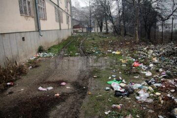 Mizeria care tronează în spatele căminului