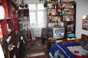 Asistații sociali stau înghesuiți în camere pe care le-au amenajat după posibilități