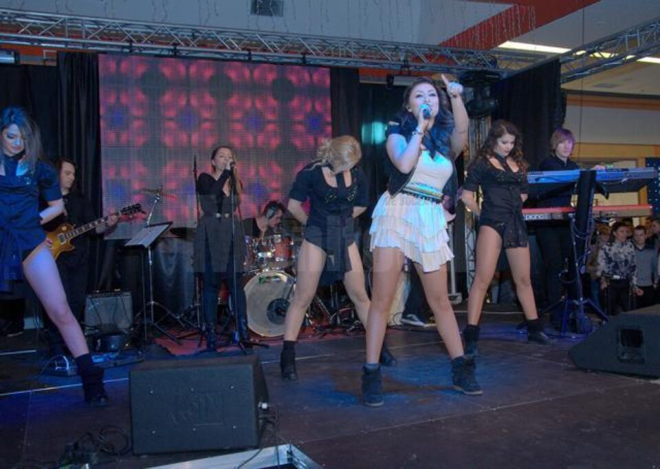 Mii de suceveni au cântat și au dansat la concertul Andra, de la SCS