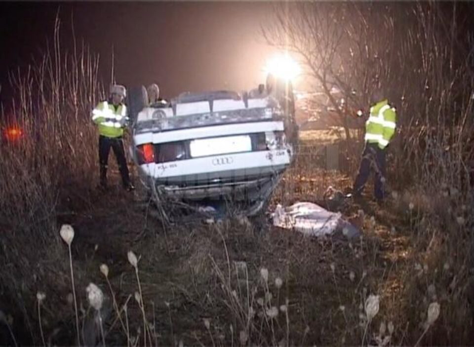 Tânărul a fost găsit decedat, lângă mașină
