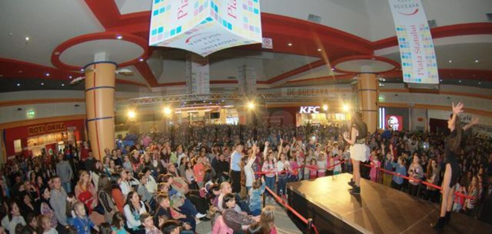 Mii de suceveni au cântat și au dansat la concertul Andra, de la SCS