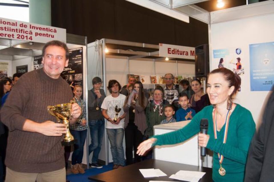 Universitarul Dan Milici primindu-și premiul