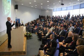 Viceguvernatorul BNR Bogdan Olteanu a prezentat, ieri, la Universitatea „Ștefan cel Mare” Suceava, un studiu referitor la situația exporturilor în lume, din 1962 până în 2012