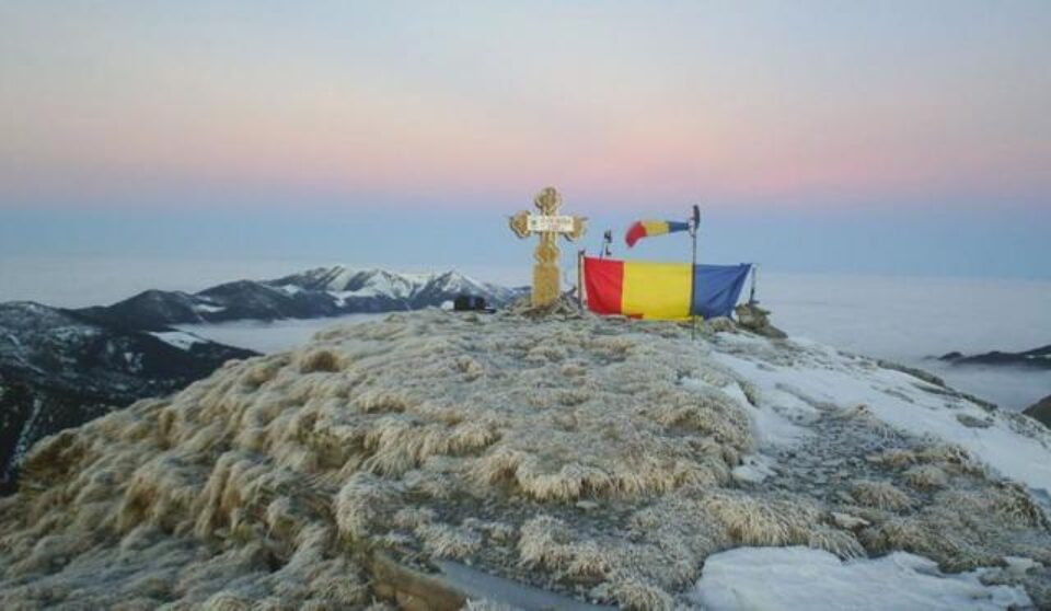 Drapelul României va fi arborat pe patru vârfuri din Țara Dornelor