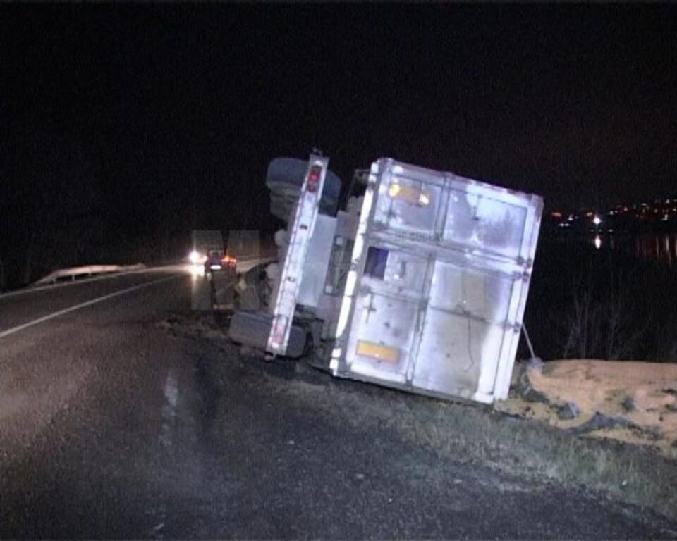 Camionul răsturnat