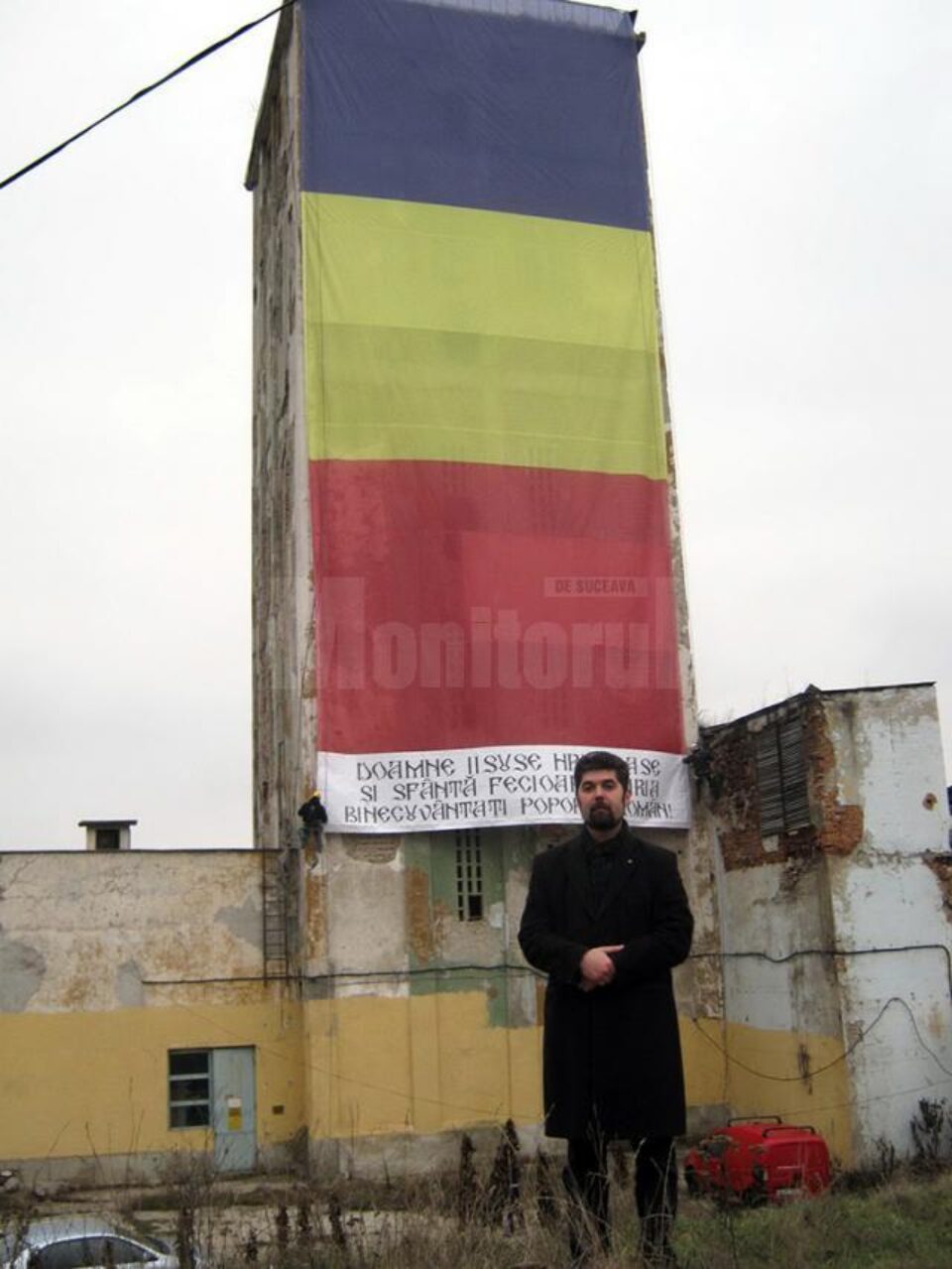 Steagul a fost montat de alpiniști, fiind un dar al Asociației “Fălticeni Cultural” pentru fălticeneni și pentru poporul român