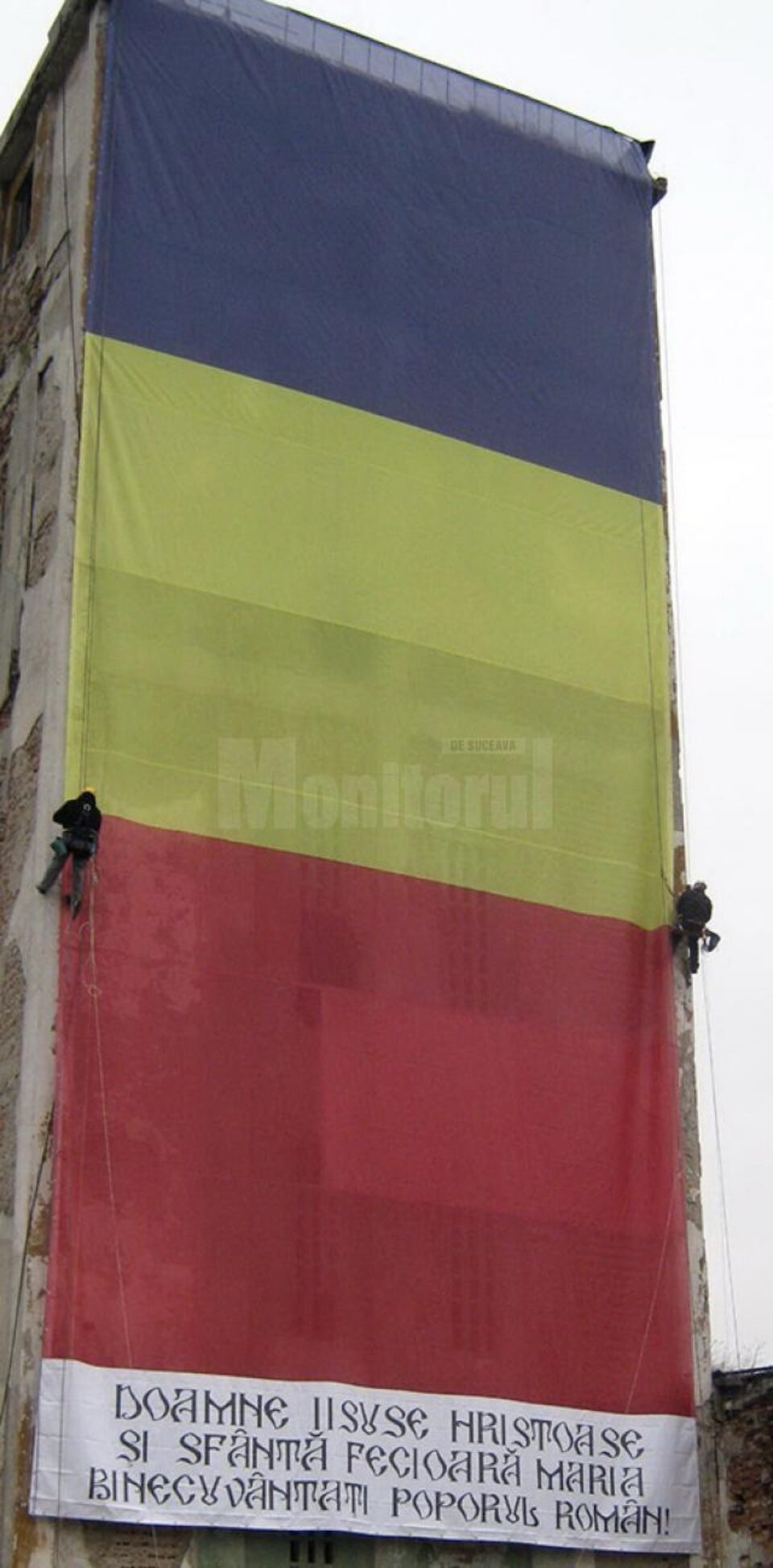 Steagul a fost montat de alpiniști, fiind un dar al Asociației “Fălticeni Cultural” pentru fălticeneni și pentru poporul român