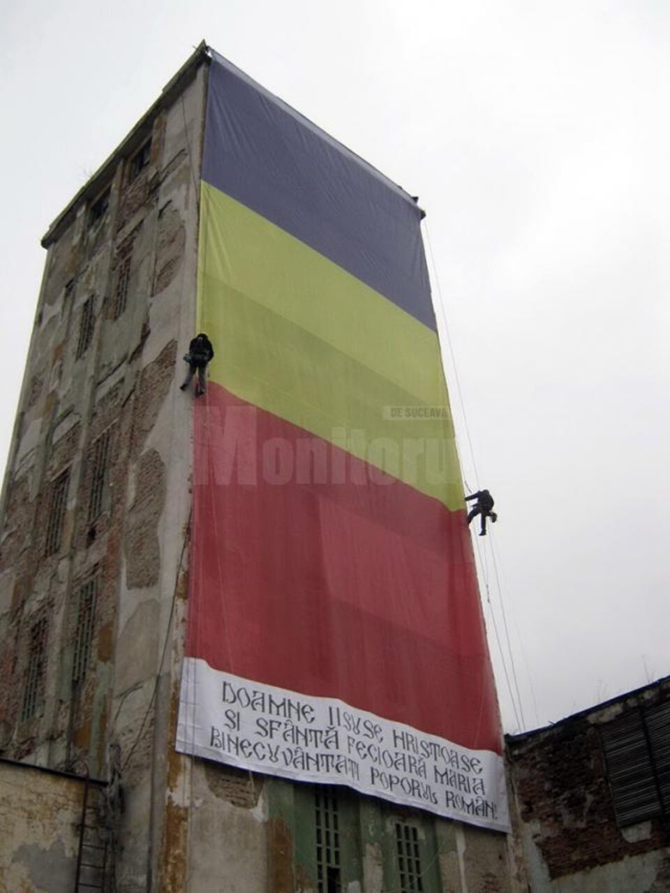Steagul a fost montat de alpiniști, fiind un dar al Asociației “Fălticeni Cultural” pentru fălticeneni și pentru poporul român