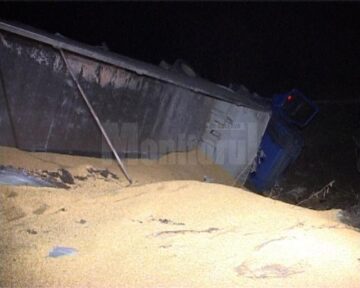 Un camion încărcat cu porumb s-a răsturnat lângă iazul de la intrarea în Fălticeni