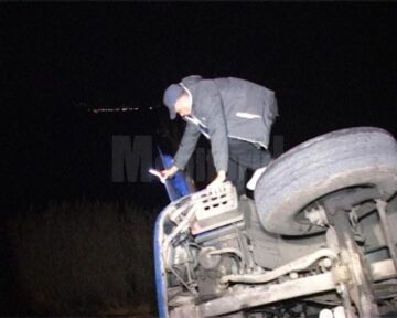 Un camion încărcat cu porumb s-a răsturnat lângă iazul de la intrarea în Fălticeni
