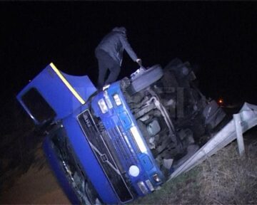 Un camion încărcat cu porumb s-a răsturnat lângă iazul de la intrarea în Fălticeni
