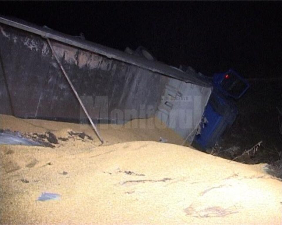 Un camion încărcat cu peste 20 de tone de porumb s-a răsturnat, ieri seară, pe E 85, la intrarea în municipiul Fălticeni dinspre Bunești