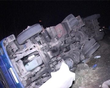 Un camion încărcat cu porumb s-a răsturnat lângă iazul de la intrarea în Fălticeni