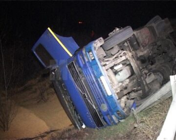 Un camion încărcat cu porumb s-a răsturnat lângă iazul de la intrarea în Fălticeni