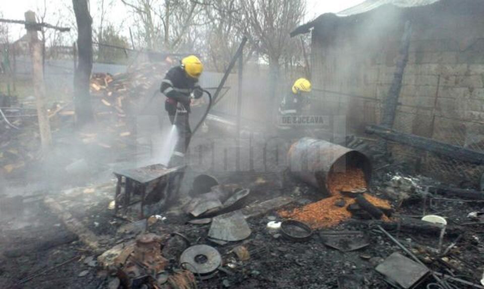 Trei gospodării, grav afectate de incendii puternice izbucnite în toiul nopții
