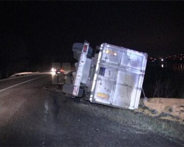 Un camion încărcat cu porumb s-a răsturnat lângă iazul de la intrarea în Fălticeni