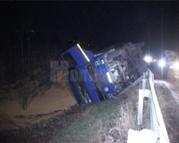Un camion încărcat cu porumb s-a răsturnat lângă iazul de la intrarea în Fălticeni