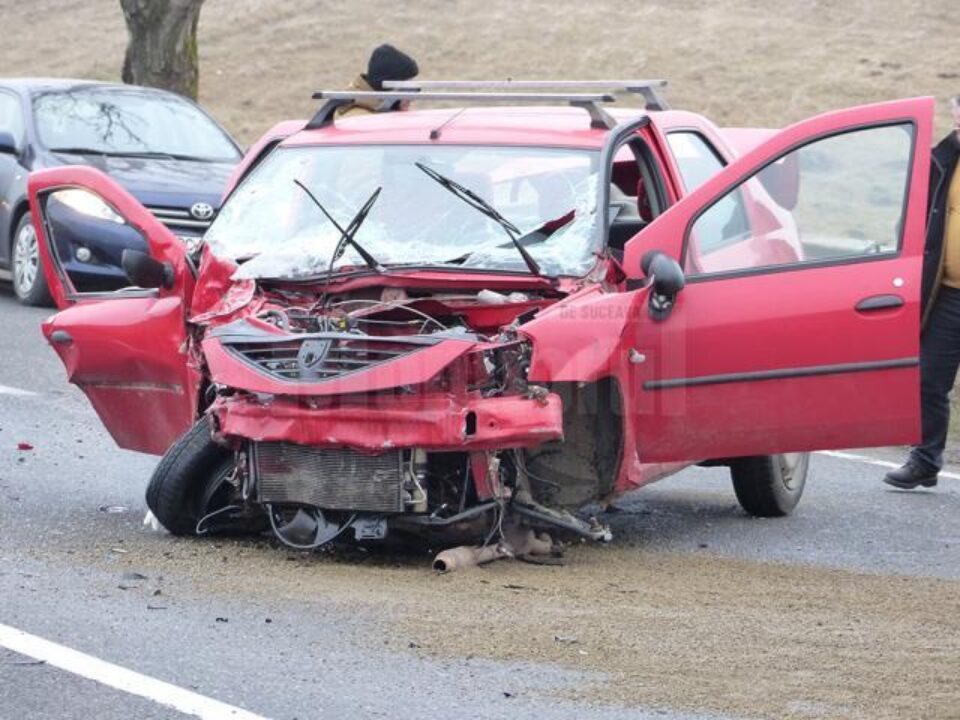 Ciocnirea a fost foarte violentă, două mașini fiind grav avariate