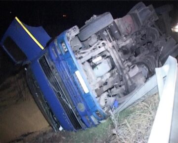 Un camion încărcat cu porumb s-a răsturnat lângă iazul de la intrarea în Fălticeni