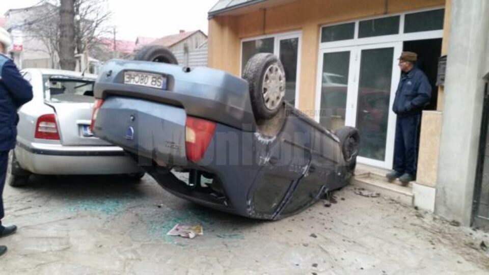 Accident la intrarea în Suceava, un șofer beat răsturnându-se cu mașina pe trotuar