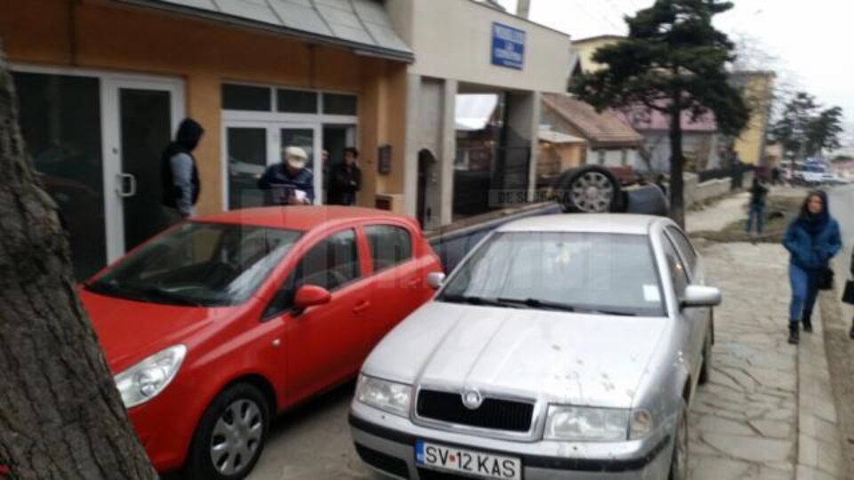 Accident la intrarea în Suceava, un șofer beat răsturnându-se cu mașina pe trotuar