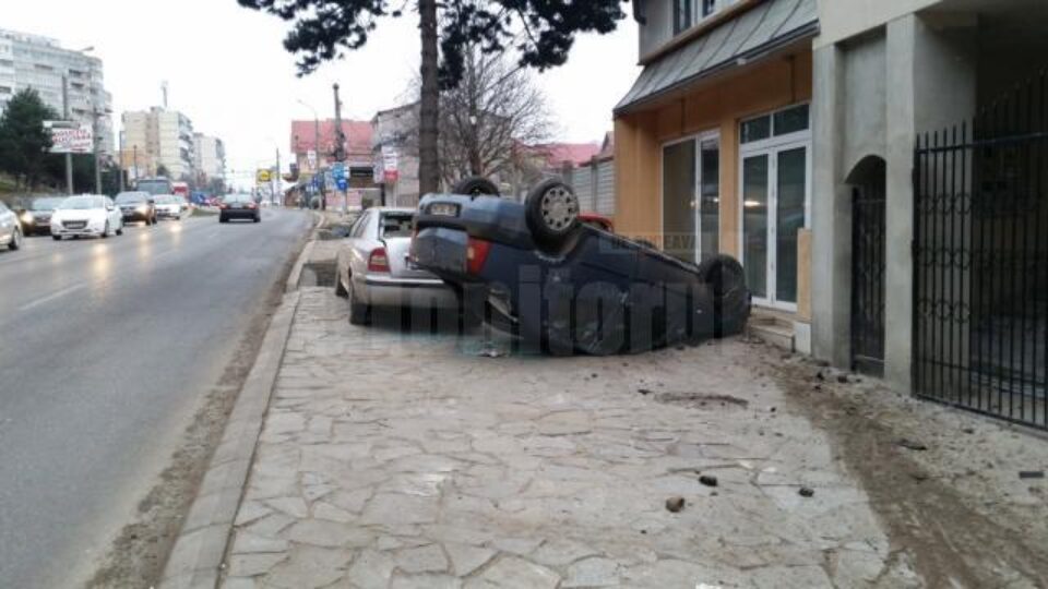 Accident la intrarea în Suceava, un șofer beat răsturnându-se cu mașina pe trotuar