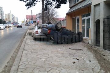 Accident la intrarea în Suceava, un șofer beat răsturnându-se cu mașina pe trotuar