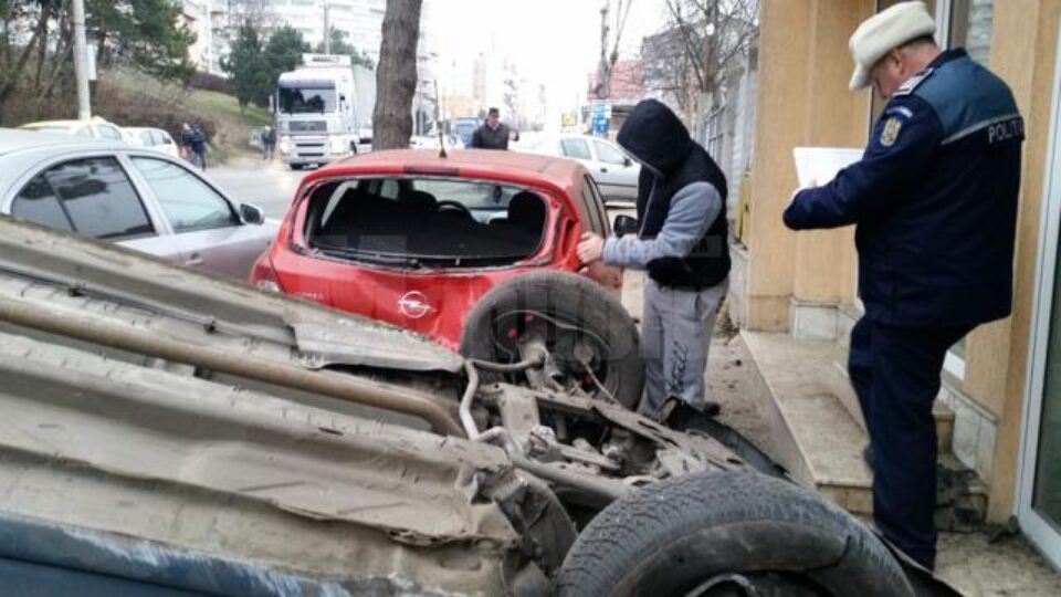Accident la intrarea în Suceava, un șofer beat răsturnându-se cu mașina pe trotuar