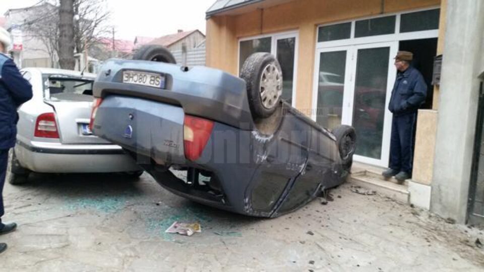 Autoturismul scăpat de sub control a lovit două mașini