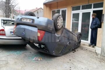 Autoturismul scăpat de sub control a lovit două mașini