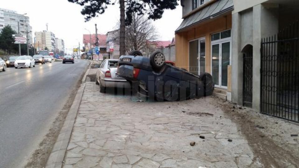 Autoturismul scăpat de sub control a lovit două mașini