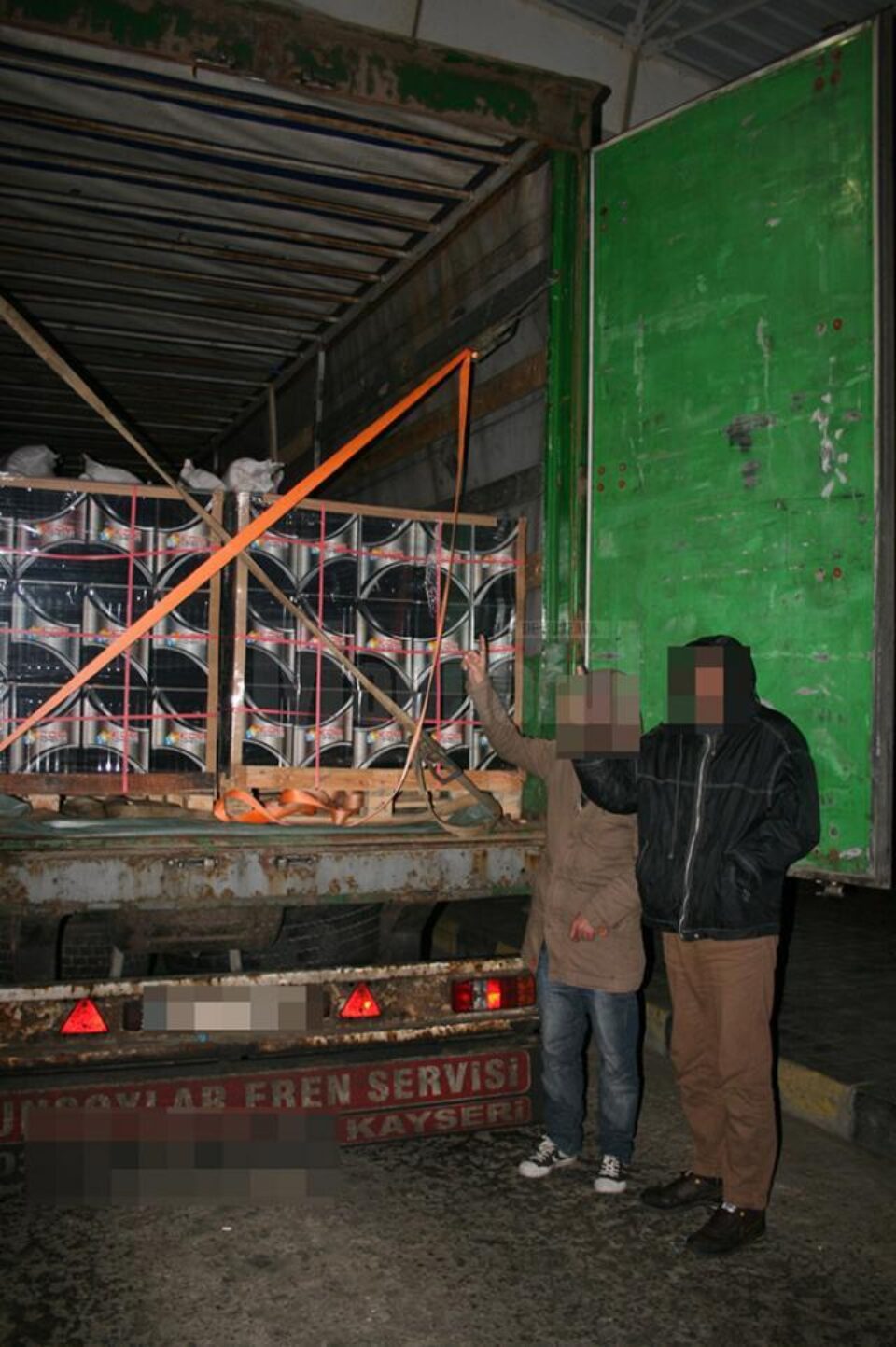 Cetățeni afgani descoperiți în compartimentul de marfă dintr-un tir