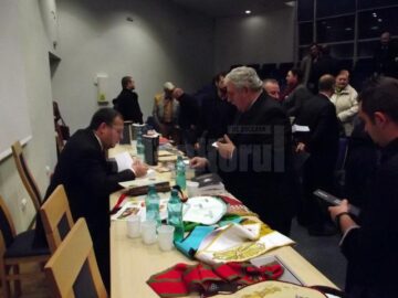 Autorul lucrării oferind autografe