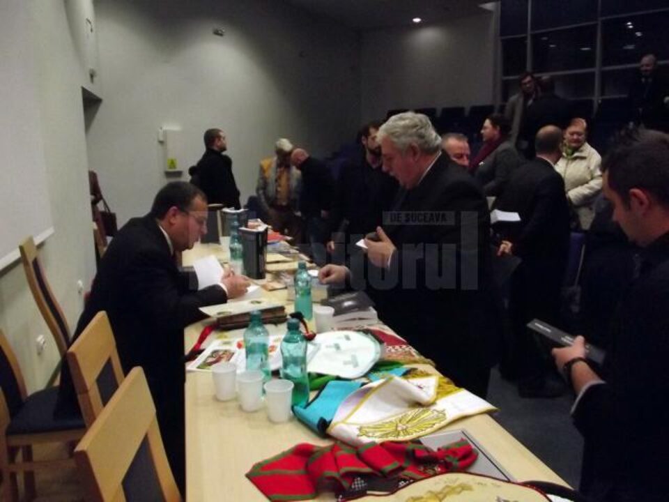 Autorul lucrării oferind autografe