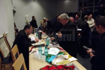 Autorul lucrării oferind autografe