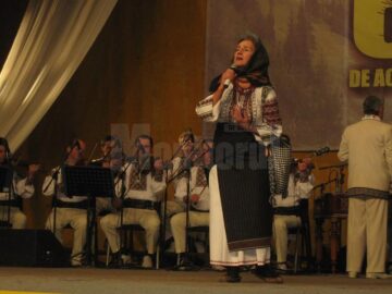 La intrarea pe scenă, Sofia Vicoveanca a fost întâmpinată cu un buchet de flori de președintele Consiliului Județean Suceava, Cătălin Nechifor