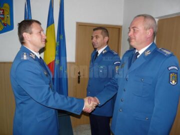 Peste 250 de pompieri și jandarmi au fost înaintați în gradul următor înaintea expirării stagiului minim
