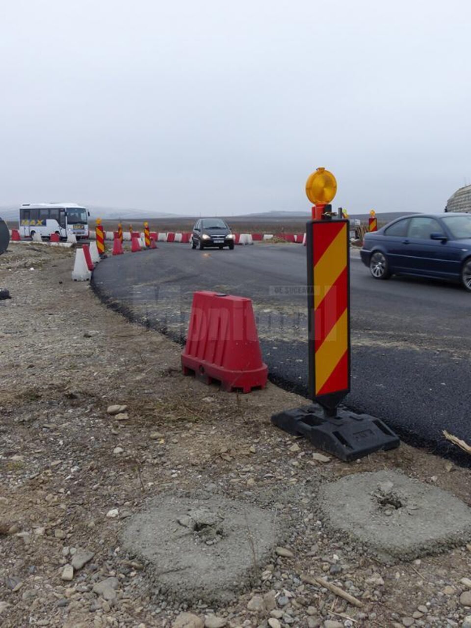 Stâlpii au fost smulși la câteva ore după ce au fost montați