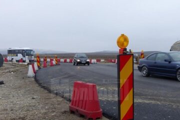 Stâlpii au fost smulși la câteva ore după ce au fost montați