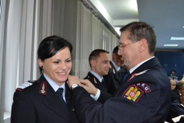 Peste 250 de pompieri și jandarmi au fost înaintați în gradul următor înaintea expirării stagiului minim