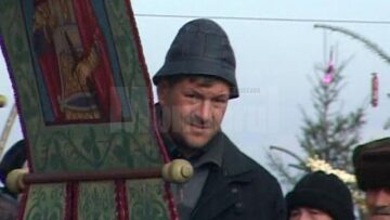 Scene sfâșietoare la înmormântarea mamei și copilului morți în incendiul de la Ciprian Porumbescu