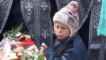 Băiețelul de 6 ani își plânge mama și frățiorul