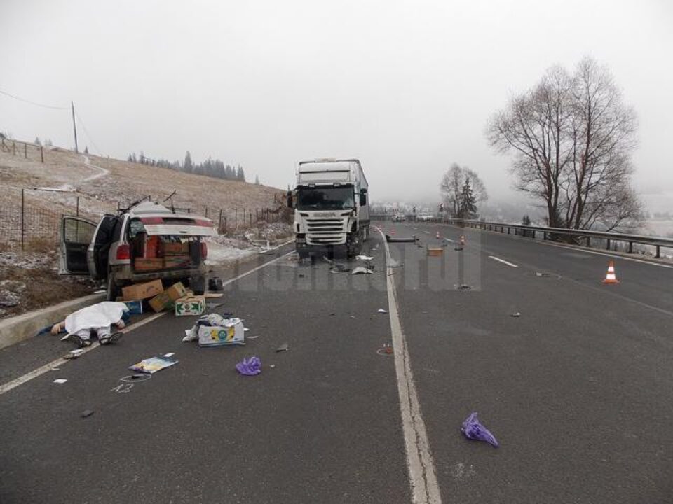 Mașina a derapat într-o curbă, în timp ce șoferul urca Mestecănișul